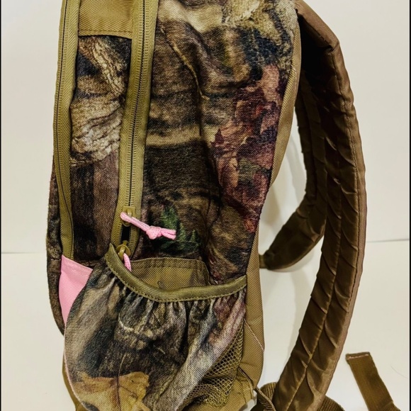 Women’s Realtree Fieldline Pro Series Backpack Camouflage With Light Pink Trim - Picture 3 of 9